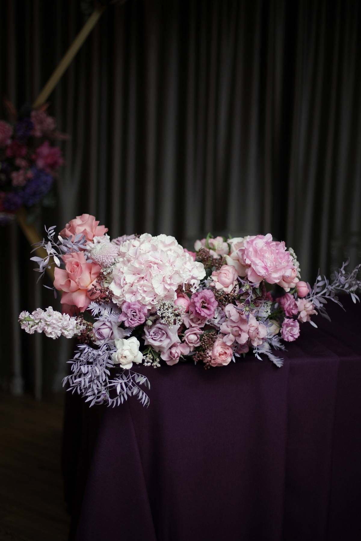 нежная композиция на стол на свадьбу, гортензии, садовые розы