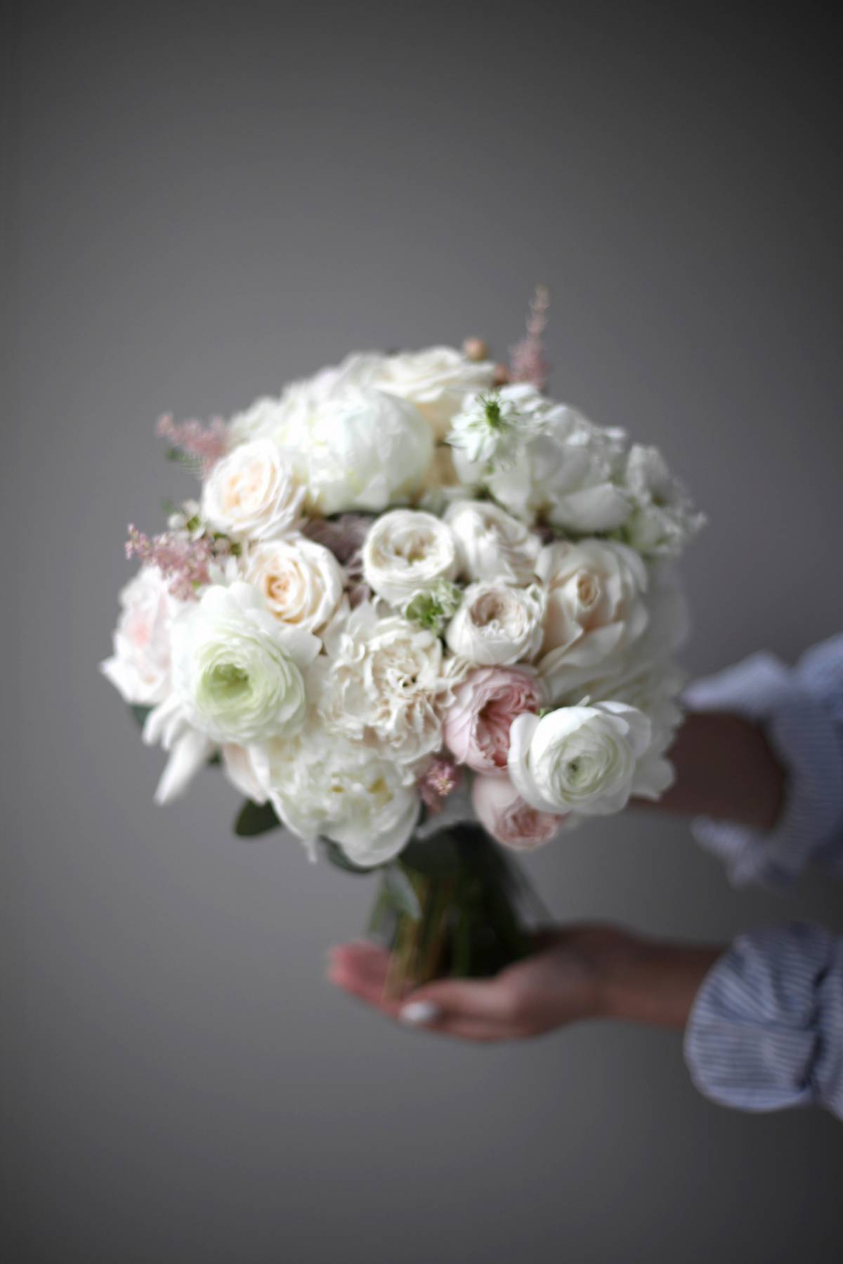 Букет невесты из пионов , астильбы, кустовой розы, нежный.
